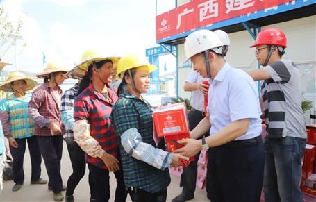 集團公司黨委委員、副總經(jīng)理侯立林到公司施工一線送清涼