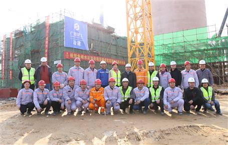 魚(yú)峰水泥技改項(xiàng)目燒成窯尾鋼結(jié)構(gòu)順利吊裝