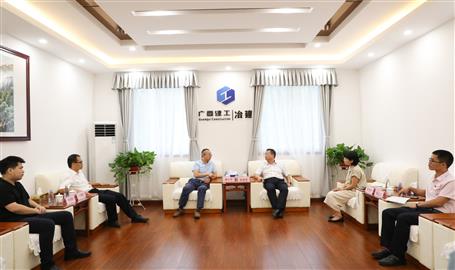 覃振華會(huì)見中信銀行南寧星光支行行長(zhǎng)唐小芳