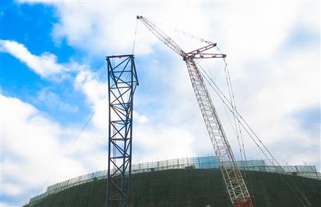 靖西市乒乓主題體育公園項目鋼結(jié)構(gòu)首榀桁架柱順利吊裝