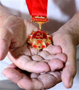 “光榮在黨五十年” 組織關(guān)愛(ài)送溫暖